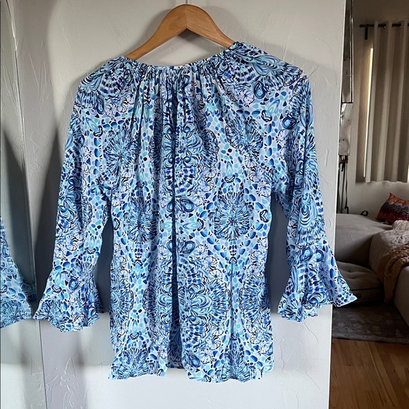 Lilly Pulitzer Blue and White Patterned Blouse. Willa Flounce sleeve - Picture 3 of 4